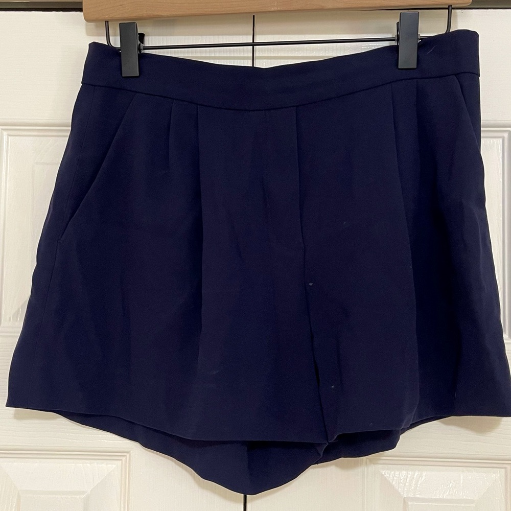 Babaton dressy shorts made with Japanese crepe fabric SIZE 6, Aritzia